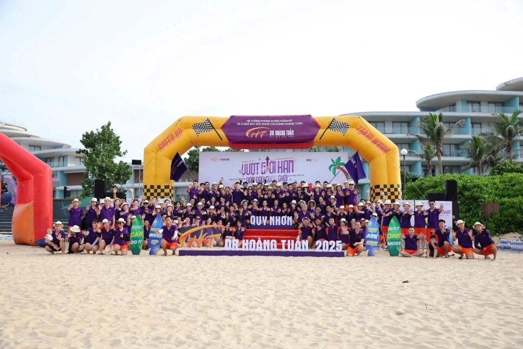 Hoạt động team building tại Quy Nhơn năm 2025 của Dr Hoàng Tuấn. Ảnh: Thẩm mỹ Hoàng Tuấn