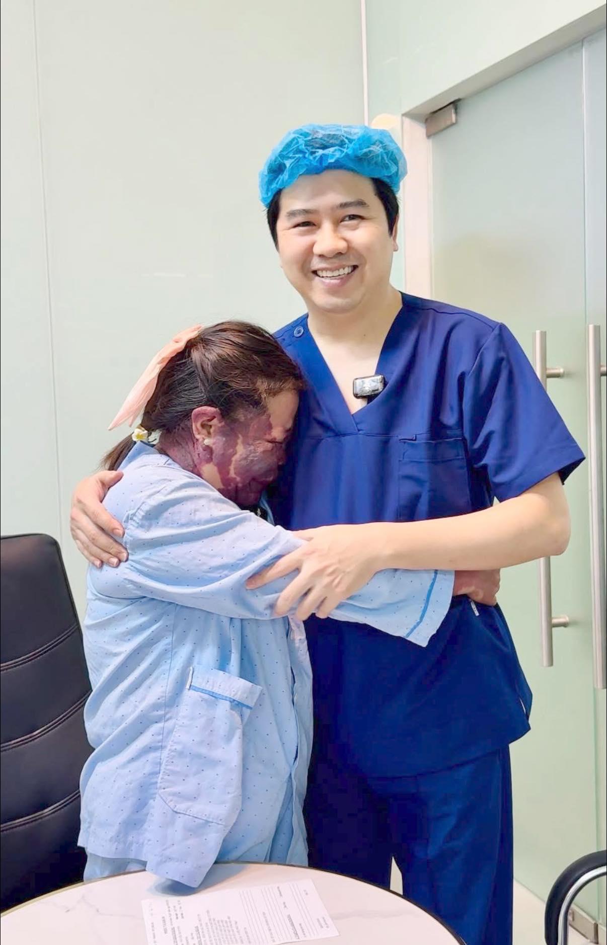 Khoảnh khắc bệnh nhân ôm bác sĩ Hoàng Tuấn khi được điều trị miễn phí và hỗ trợ chi phí đi lại. Ảnh: Thẩm mỹ Hoàng Tuấn