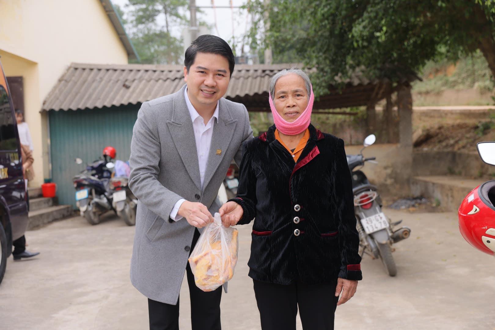 Bà Vân mang gà qua biếu bác sĩ Hoàng Tuấn để nói lời cảm ơn bác đã xây cho bà một ngôi nhà đúng nghĩa – niềm mơ ước của cả một đời lam lũ.