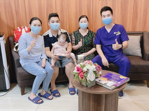 Gia Đình 3 Thế Hệ Đến Với Thẩm Mỹ Hoàng Tuấn